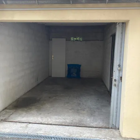 Vue Acces Garage 公寓